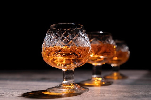 Three glasses with rum in them, the tasting of which is one of the activities not to miss on Barbados.